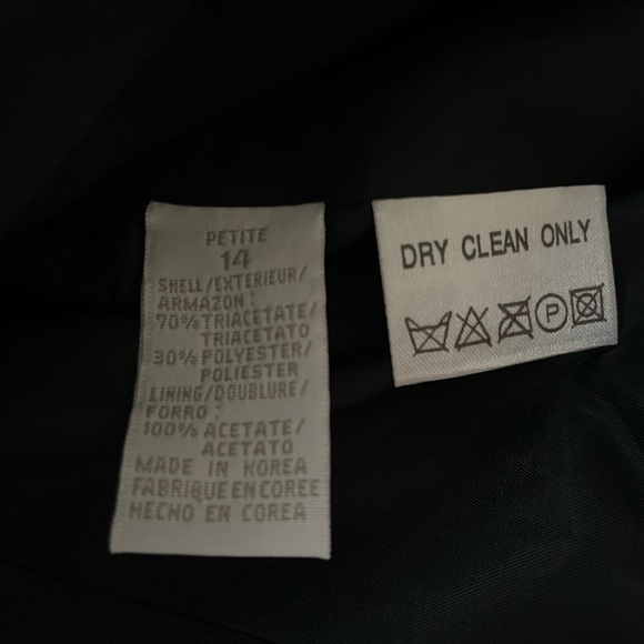 Classic black blazer by Liz Clairborne size 14P tailored shape button front - Picture 8 of 8